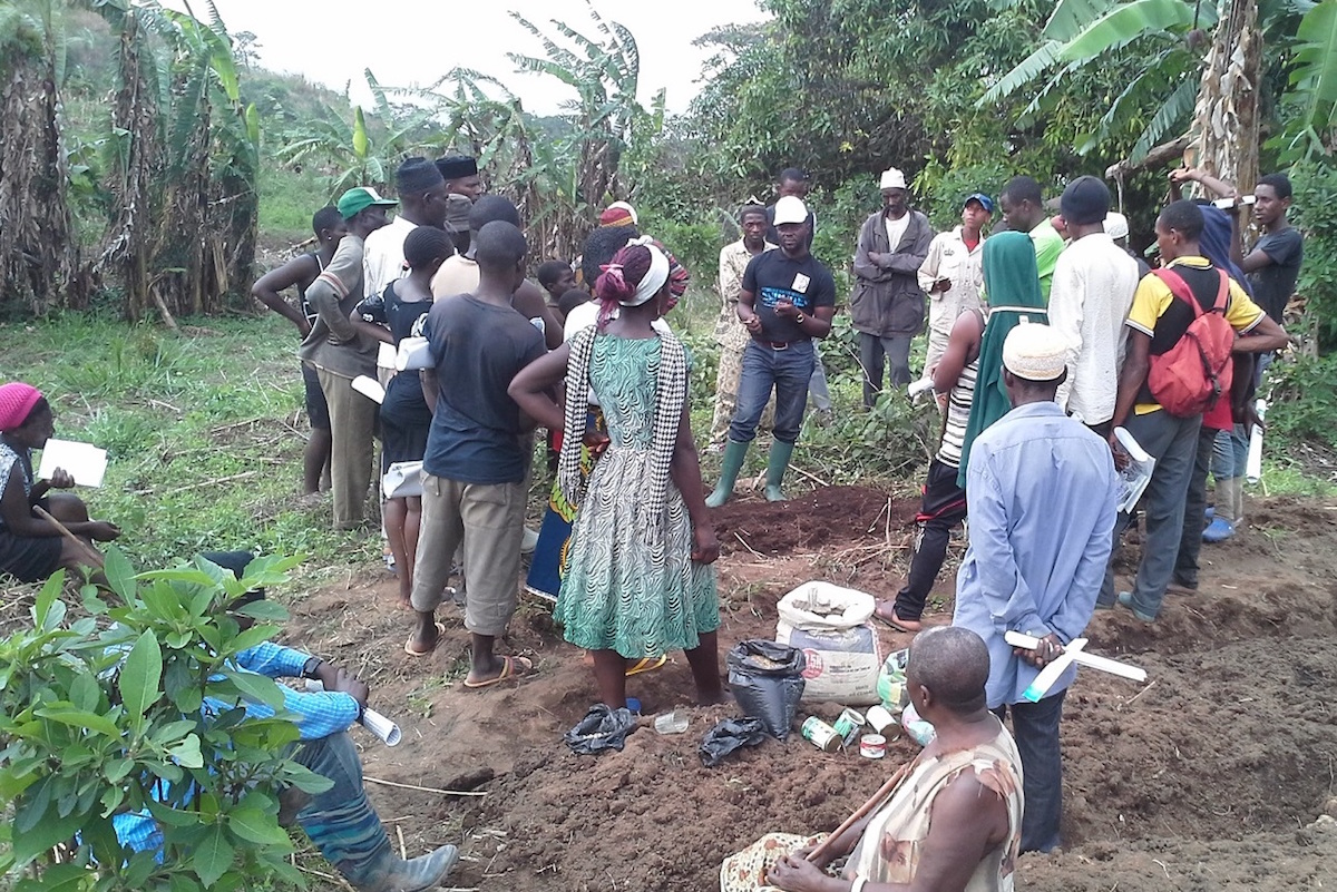 kari-jackson-giving-training-on-organic-vegetable-gardening-and-distributing-seeds-to-the-farmers